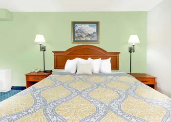 Days Inn by Wyndham Cedar Falls- University Plaza hotel thumbnail 4