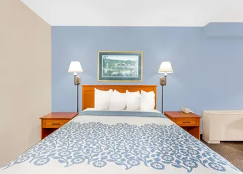 Days Inn by Wyndham Cedar Falls- University Plaza hotel thumbnail 5