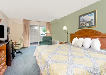 Days Inn by Wyndham Cedar Falls- University Plaza hotel thumbnail 7