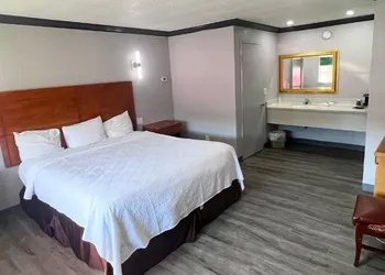 Anchorage Inn Lakeport hotel thumbnail 8