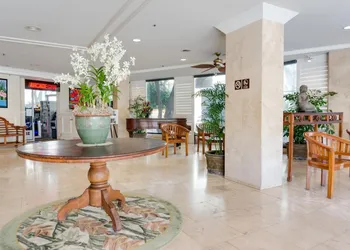 Castle at Waikīkī Grand hotel thumbnail 3