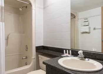 Days Inn by Wyndham Orillia hotel thumbnail 3