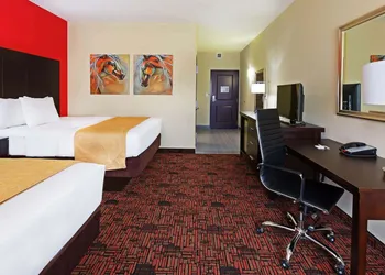 La Quinta Inn & Suites by Wyndham Elk City hotel thumbnail 4
