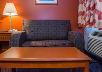 Ramada by Wyndham Medicine Hat hotel thumbnail 3