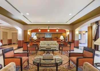 La Quinta Inn & Suites by Wyndham Islip - MacArthur Airport hotel thumbnail 2