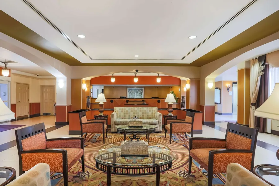 La Quinta Inn & Suites by Wyndham Islip - MacArthur Airport hotel detail image 2