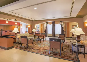 La Quinta Inn & Suites by Wyndham Islip - MacArthur Airport hotel thumbnail 3