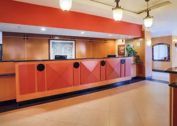 La Quinta Inn & Suites by Wyndham Islip - MacArthur Airport hotel thumbnail 4
