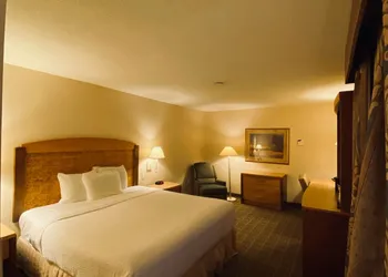 La Quinta Inn & Suites by Wyndham Islip - MacArthur Airport hotel thumbnail 5