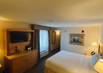 La Quinta Inn & Suites by Wyndham Islip - MacArthur Airport hotel thumbnail 6