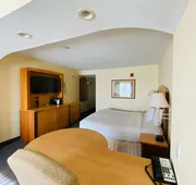 La Quinta Inn & Suites by Wyndham Islip - MacArthur Airport hotel detail image 7