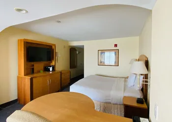 La Quinta Inn & Suites by Wyndham Islip - MacArthur Airport hotel thumbnail 7