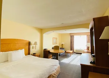 La Quinta Inn & Suites by Wyndham Islip - MacArthur Airport hotel thumbnail 8