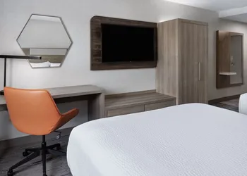 Holiday Inn Express Hotel & Suites Brattleboro by IHG hotel thumbnail 6