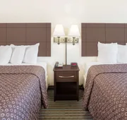 Super 8 by Wyndham Cedar Falls IA - University hotel detail image 4