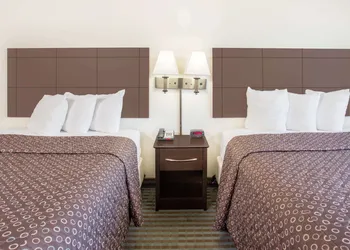Super 8 by Wyndham Cedar Falls IA - University hotel thumbnail 4