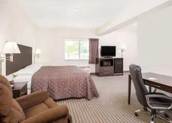 Super 8 by Wyndham Cedar Falls IA - University hotel thumbnail 5