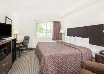 Super 8 by Wyndham Cedar Falls IA - University hotel thumbnail 6