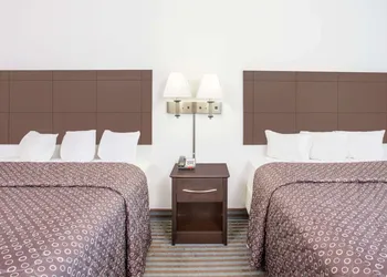 Super 8 by Wyndham Cedar Falls IA - University hotel thumbnail 7