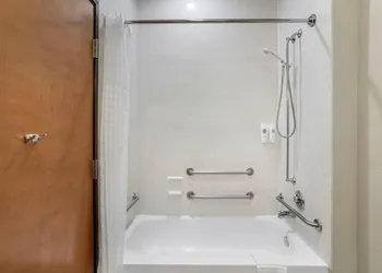 Comfort Suites Brenham hotel thumbnail 5