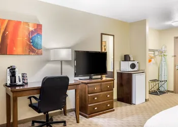 Quality Inn & Suites hotel thumbnail 4