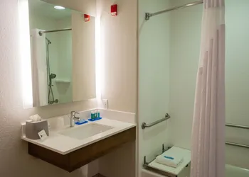 Holiday Inn Express Hotel & Suites Muskogee by IHG hotel thumbnail 4