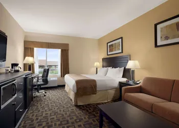 Days Inn & Suites by Wyndham Winnipeg Airport Manitoba hotel thumbnail 5