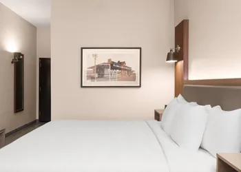 La Quinta Inn & Suites by Wyndham Bessemer hotel thumbnail 6
