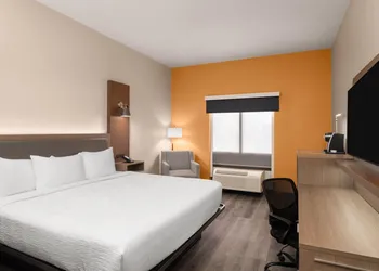 La Quinta Inn & Suites by Wyndham Bessemer hotel thumbnail 7