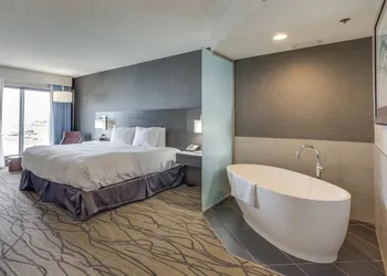 Doubletree by Hilton Hotel Racine Harbourwalk hotel thumbnail 6