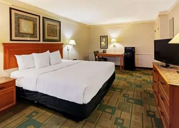 Rodeway Inn hotel thumbnail 3