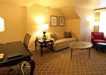Hotel Roanoke & Conference Ctr, Curio Collection by Hilton hotel thumbnail 8