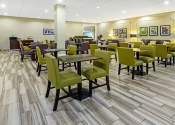 La Quinta Inn & Suites by Wyndham New Orleans Airport hotel thumbnail 2