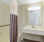 La Quinta Inn & Suites by Wyndham New Orleans Airport hotel detail image 3