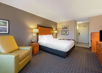 La Quinta Inn & Suites by Wyndham New Orleans Airport hotel thumbnail 4