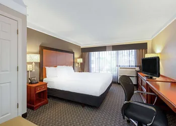 La Quinta Inn & Suites by Wyndham New Orleans Airport hotel thumbnail 5
