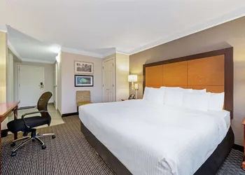 La Quinta Inn & Suites by Wyndham New Orleans Airport hotel thumbnail 6