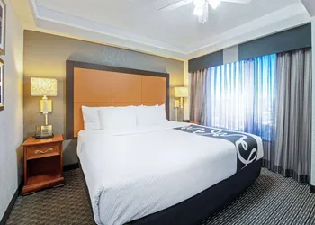 La Quinta Inn & Suites by Wyndham New Orleans Airport hotel thumbnail 7