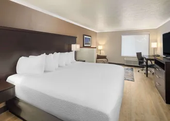 Ramada by Wyndham Moses Lake hotel thumbnail 7