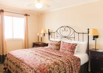 Vineyard Court Designer Suites Hotel hotel thumbnail 4