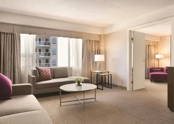 Coast Edmonton Plaza Hotel by APA hotel thumbnail 4