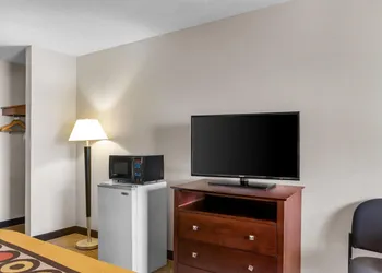 Super 8 by Wyndham Bloomington University Area hotel thumbnail 6
