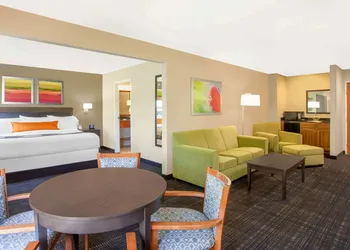 Wingate by Wyndham - Columbia hotel thumbnail 7