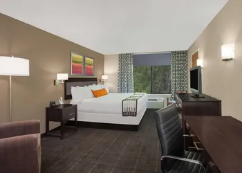 Wingate by Wyndham - Columbia hotel thumbnail 8