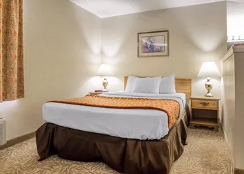 Ramada by Wyndham Stevens Point hotel thumbnail 7