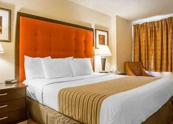 Ramada by Wyndham Stevens Point hotel thumbnail 8