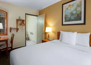 Days Inn by Wyndham Encinitas Moonlight Beach hotel thumbnail 4