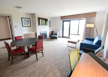 Holiday Inn Express & Suites Lexington NW-The Vineyard by IHG hotel thumbnail 5