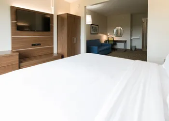 Holiday Inn Express & Suites Lexington NW-The Vineyard by IHG hotel thumbnail 7