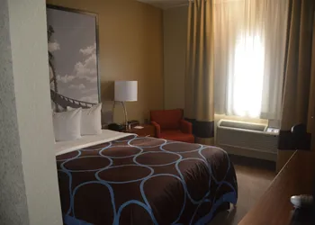 Super 8 by Wyndham Altoona hotel thumbnail 8